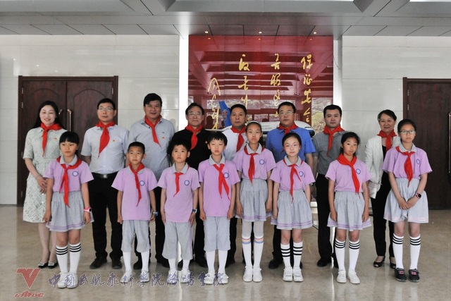 孩子们为领导们系上红领巾并合影留念.jpg