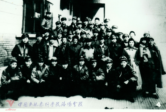 (图一)三团组建时期,骨干队伍来自天津高航飞行一、二大队,其中有部分“两航起义”人员,图为“两航起义”人员合影.jpg