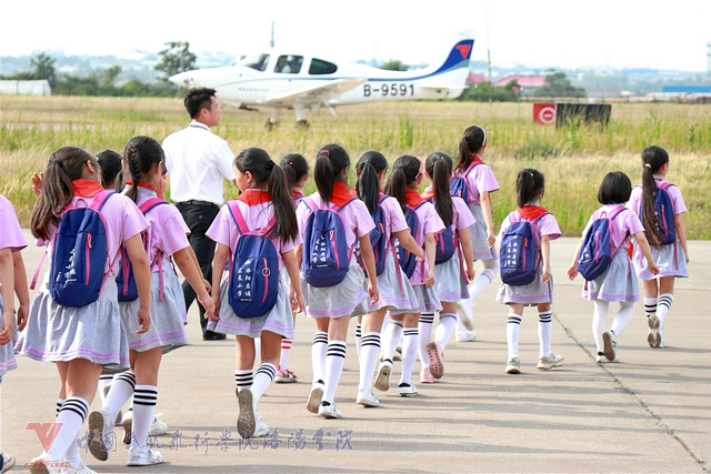 孩子们在停机坪观看飞机起降.jpg
