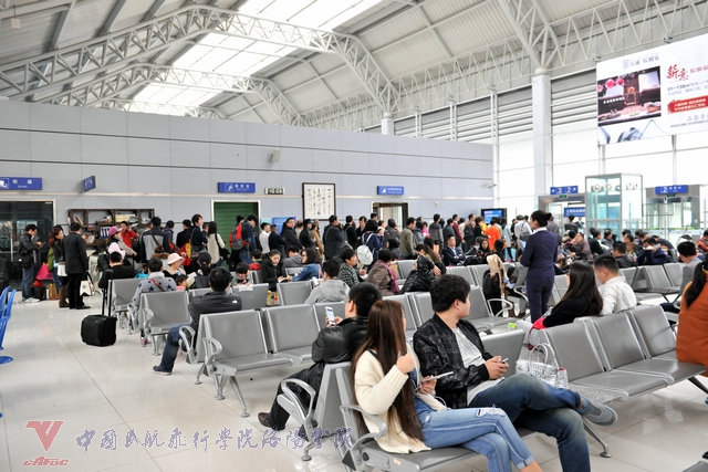 春运最后一天,仍有不少旅客出行.jpg